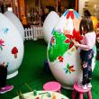 Copiii pot să picteze cele mai frumoase ouă gigant din oraş și să se fotografieze cu iepurașul care a poposit la Shopping City Suceava