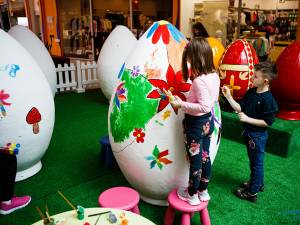 Copiii pot să picteze cele mai frumoase ouă gigant din oraş și să se fotografieze cu iepurașul care a poposit la Shopping City Suceava