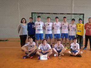 Echipa de handbal gimnaziu a Şcolii Ion Creangă Suceava, profesori îndrumători Alexandrina Jijie şi Vasile Boca
