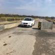 Şoferii ignoră că podul e închis şi trec peste el fără să se gândească la consecinţe