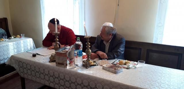 Oficiantul religios Daniel Blumenfeld si presedintele CE Suceava, Sorin Golda masa de Seder foto Dalia Golda