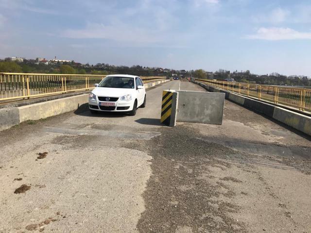 În perioada în care podul provizoriu a fost închis, circulaţia s-a derulat pe podul „mamă”, şoferii ignorând orice regulă de securitate