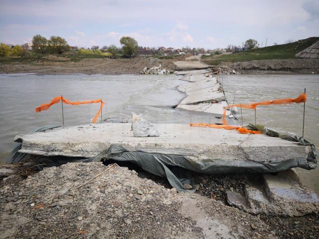 Podul provizoriu de la Verești are nevoie de reparații serioase