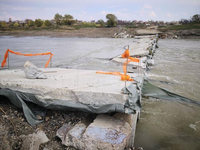 Podul provizoriu de la Vereşti, de peste râul Suceava, are nevoie de lucrări serioase pentru a fi redeschis