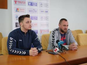 Pivotul Alexandru Ionescu şi antrenorul Adi Chiruţ