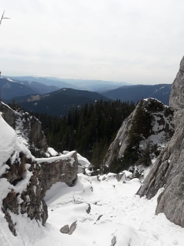 La peste 1.300 de metri stratul de zăpadă are minimum 20 de centimetri, dar poate ajunge şi la 3 metri