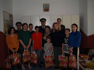 Poliţiştii de frontieră STPF Suceava au dus daruri de Paşte la Casa de tip familial „Universul Copiilor” Rădăuţi