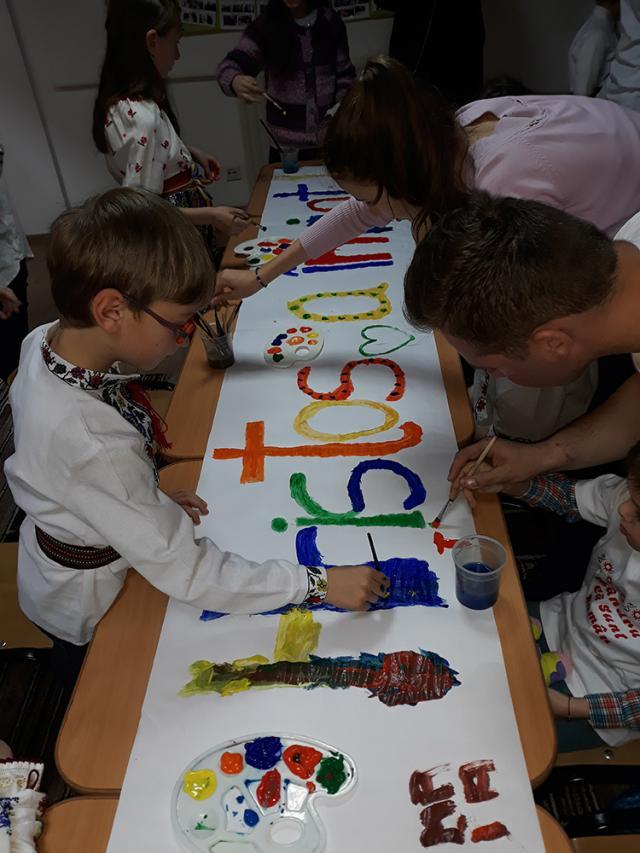 Voluntari din Asociația Tinerilor Ortodocși Suceveni, în vizită la copiii cu dizabilități de la Centrul de Recuperare „Emanuel”