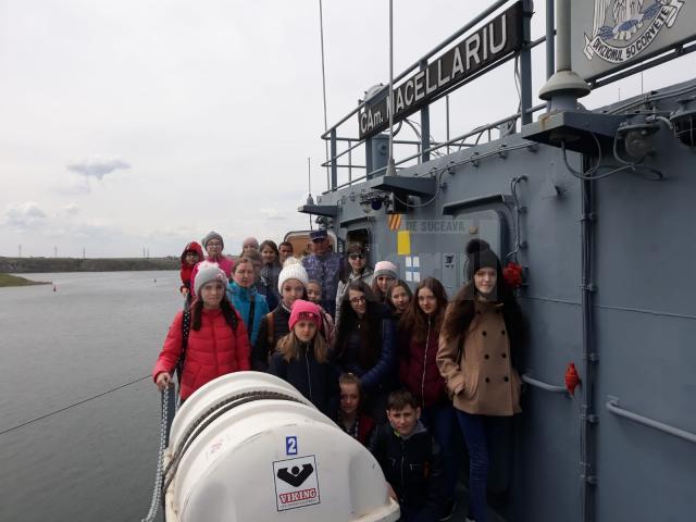 Excursie pentru elevii merituoși de la Boroaia, la Baza Navală din Mangalia și din Constanța