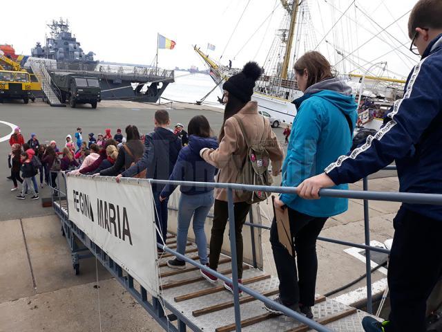 Excursie pentru elevii merituoși de la Boroaia, la Baza Navală din Mangalia și din Constanța