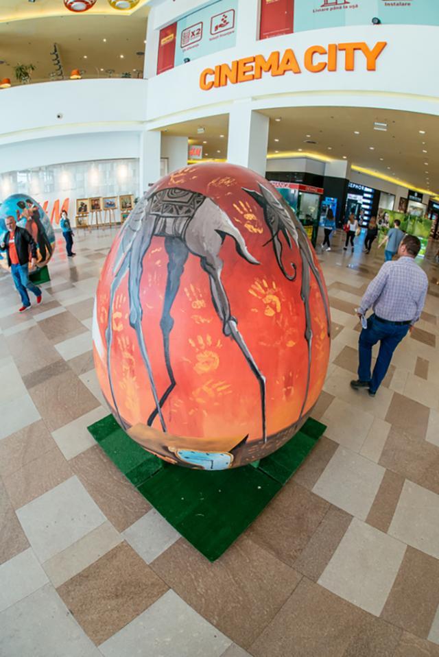 Ouă gigant pictate elevi