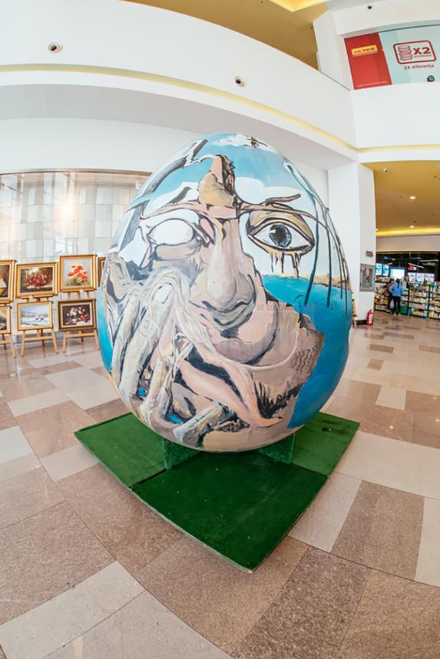 Replici ale unor picturi celebre, realizate de liceenii de la Arte, pe ouă gigant, la Iulius Mall Suceava