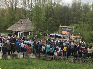 Spectacolul de Paşte de la Muzeul Satului Bucovinean a atras numeroşi suceveni şi turişti