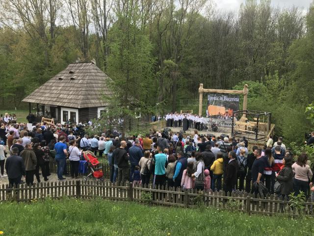 Spectacolul de Paşte de la Muzeul Satului Bucovinean a atras numeroşi suceveni şi turişti
