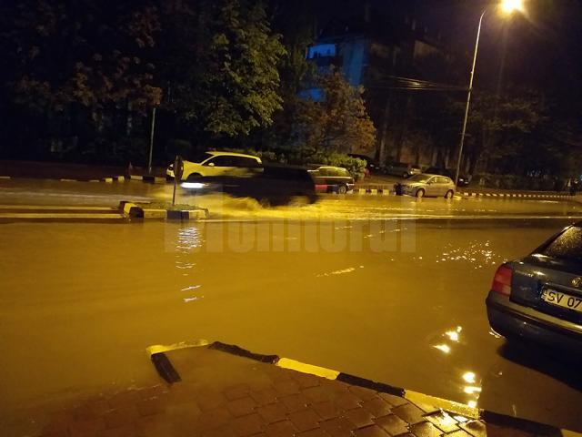 Străzi din Burdujeni, inundate după ploaia de marţi noapte