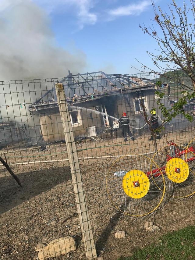 O familie de şase persoane din Vultureşti a petrecut Paştele în hambar, după ce un incendiu le-a distrus casa, în Vinerea Mare