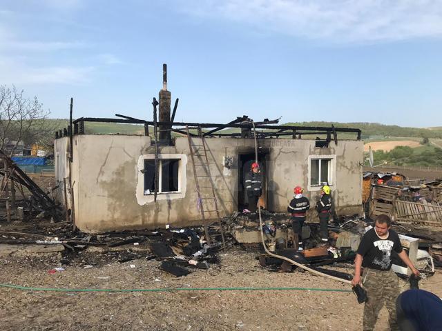 O familie de şase persoane din Vultureşti a petrecut Paştele în hambar, după ce un incendiu le-a distrus casa, în Vinerea Mare