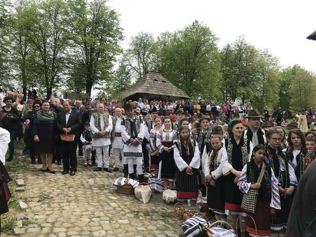 Sucevenii și turiştii au venit în număr mare la evenimentele din prima zi de Paște de la Muzeul Satului Bucovinean