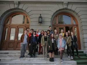 Grupul olimpicilor suceveni pe treptele Colegiului "Sfântul Sava" București