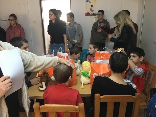 Copii din mai multe centre de plasament au primit cadouri din partea Asociaţiei „Euroactiv”