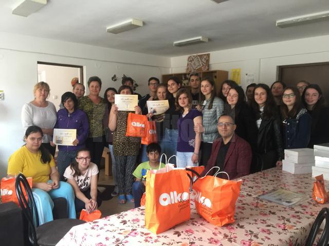 Copii din mai multe centre de plasament au primit cadouri din partea Asociaţiei „Euroactiv”