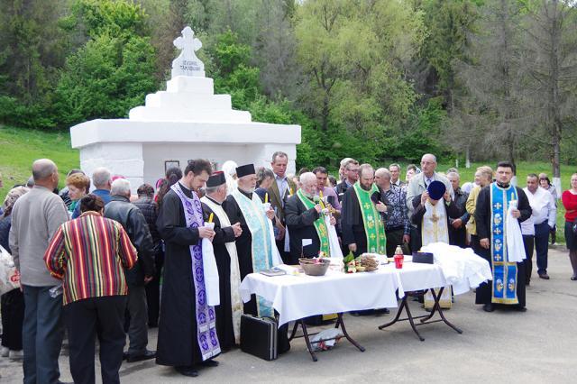 La Izvorul Tămăduirii din oraşul Liteni a avut loc vineri slujba de sfinţire a apei
