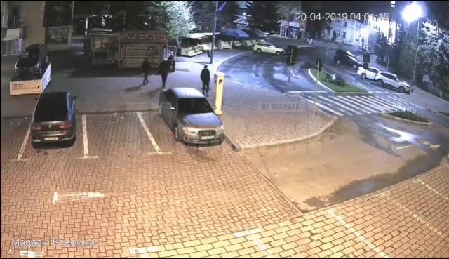 Trei "teribiliști" care au vandalizat coșurile de gunoi din Suceava, prinși în baza imaginilor video