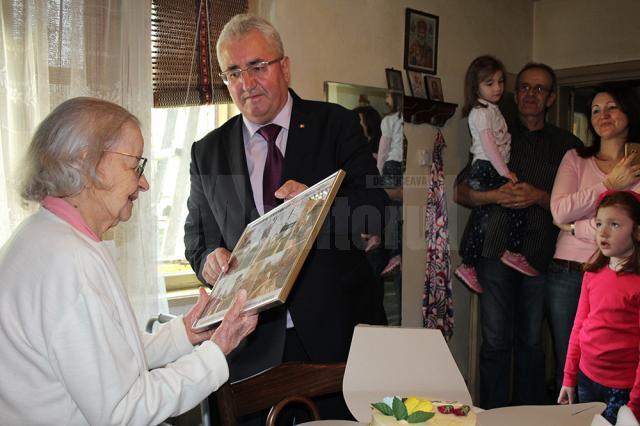 Centenara Lucea Bohatereţ, sărbătorită de primarul Sucevei, la împlinirea a 102 ani