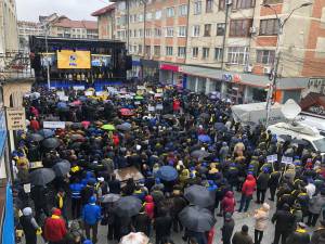 Câteva mii de membri şi simpatizanţi PNL au înfruntat ploaia şi frigul pentru a participa la un miting electoral