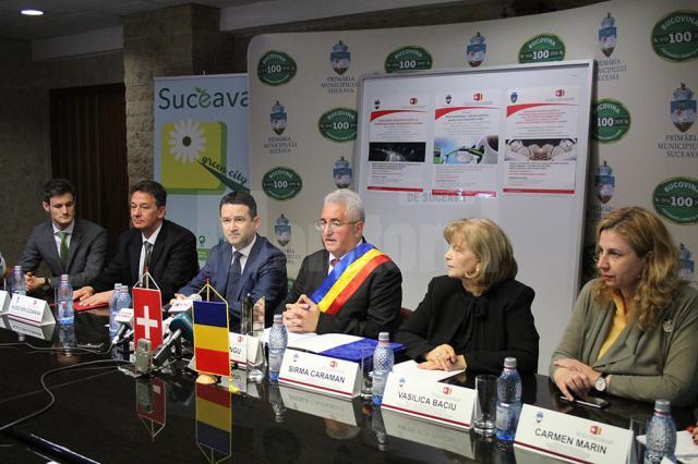 Delegația Federației Elvețiene (stânga) și cea a Guvernului României (dreapta), împreună cu primarul Sucevei, Ion Lungu, la finalul proiectului de 9,5 milioane de franci elvețieni