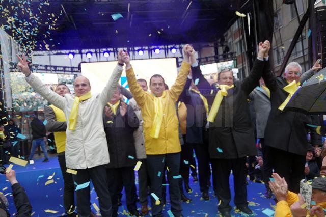 La finalul mitingului centrul Sucevei s-a umplut de confetti galben - albastre