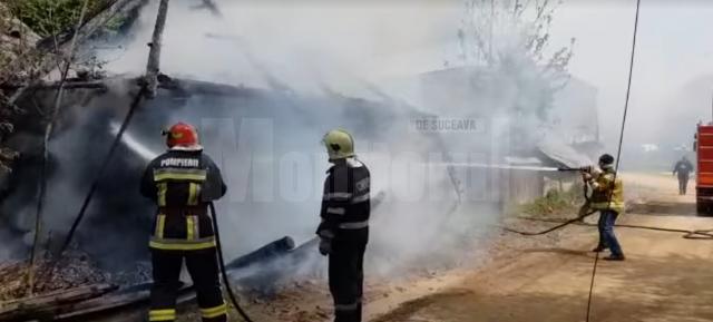 Gospodărie afectată de un incendiu izbucnit de la o ţigară aprinsă