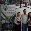 Cornel Manaz cu cele două eleve premiate, Elena-Simona şi Dumitriţa – FOTO Alin Mehedeniuc