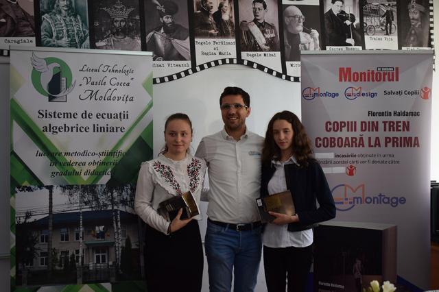 Cornel Manaz cu cele două eleve premiate, Elena-Simona şi Dumitriţa – FOTO Alin Mehedeniuc