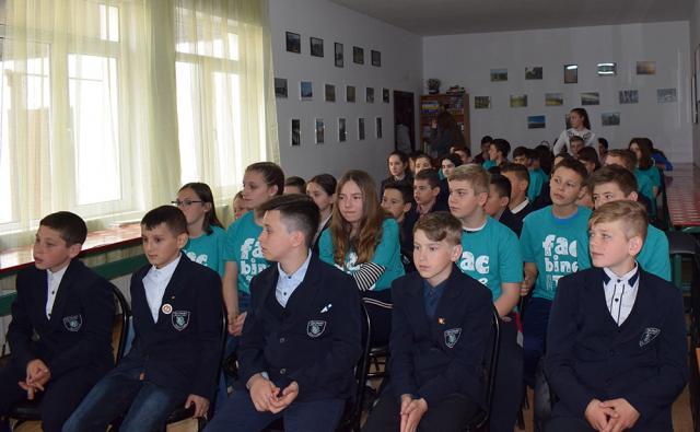 Elevii care au participat la festivitatea de premiere a Elenei şi Dumitriţei – FOTO Alin Mehedeniuc
