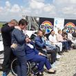 Conferinţă de presă în scaune cu rotile, ţinută de Ştefan Mandachi şi victime ale accidentelor rutiere, la primul metru de autostradă