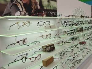 Cabinet oftalmologic autorizat, cu aparatură performantă şi personal de specialitate, la Optik Tătaru din centrul Sucevei