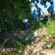 Gunoaiele lăsate de cei aflaţi la grătar pe un deal din Burdujeni Sat, strânse de membrii unui grup civic