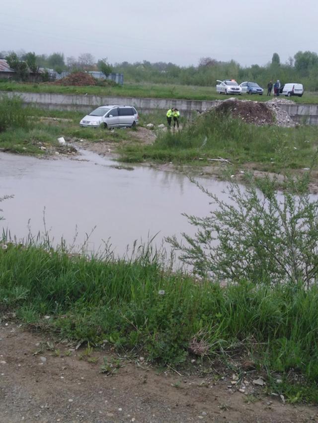 Autoturismul a fost urmărit de poliţişti, fiind abandonat de șofer în albia pârâului Sucevița