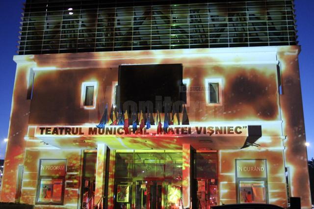 Jocuri de lumini și umbre pe fațada Teatrului "Matei Vișniec" Suceava