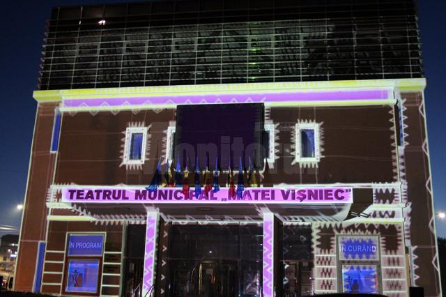 Jocuri de lumini și umbre pe fațada Teatrului "Matei Vișniec" Suceava