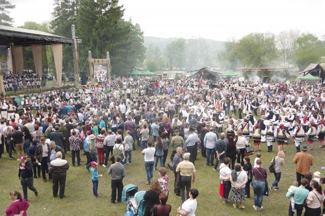 Zeci de mii de persoane au participat la ediţia de anul acesta a "Horei Bucovinei"