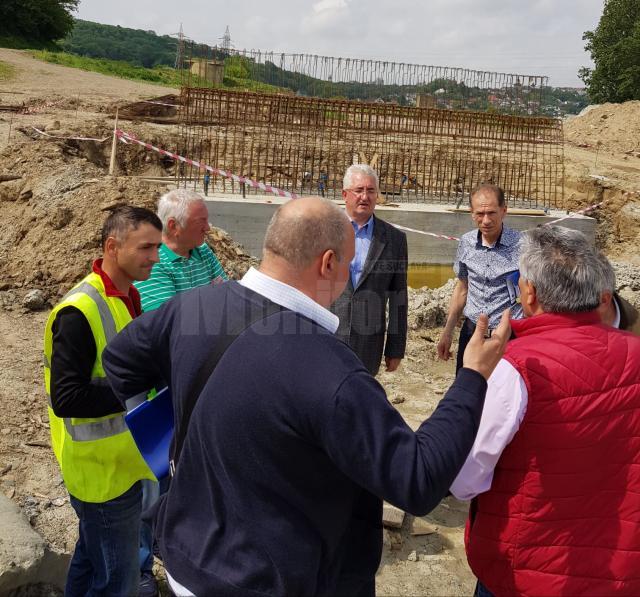Lucrările de construire a unui nou pod peste râul Suceava, verificate în teren de primarul Ion Lungu
