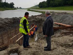 Lucrările la noul pod peste apa Sucevei, verificate de primarul Ion Lungu
