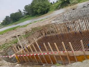 Lucrările la noul pod peste apa Sucevei, verificate de primarul Ion Lungu