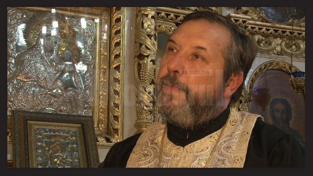Părintele Gheorghe Saftiuc, în Biserica "Învierea Domnului" din Dolhasca