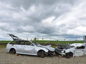 Roțile maşinilor tamponate folosite ca decor la primul metru de autostradă din Moldova, furate de hoţi