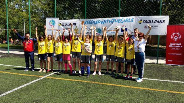 Medalie de aur pentru echipa de fotbal unificat în 7 (fete) de la Centrul Şcolar Suceava şi Şcoala „Miron Costin”