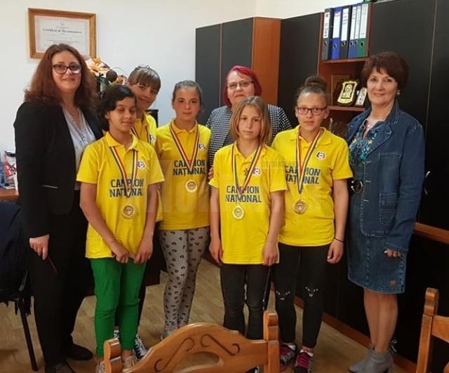 Medalie de aur pentru echipa de fotbal unificat în 7 (fete) de la Centrul Şcolar Suceava şi Şcoala „Miron Costin”