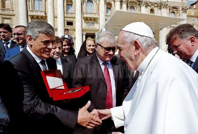Primarul Ioan Paval a înmânat distincţia din partea Primăriei Dumbrăveni Papei Francisc